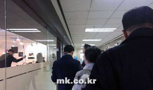 서울 중구 을지로에 위치한 유베이스 종로센터 앞에 손님들이 줄 서있다 [사진 = 엄하은 인턴기자]