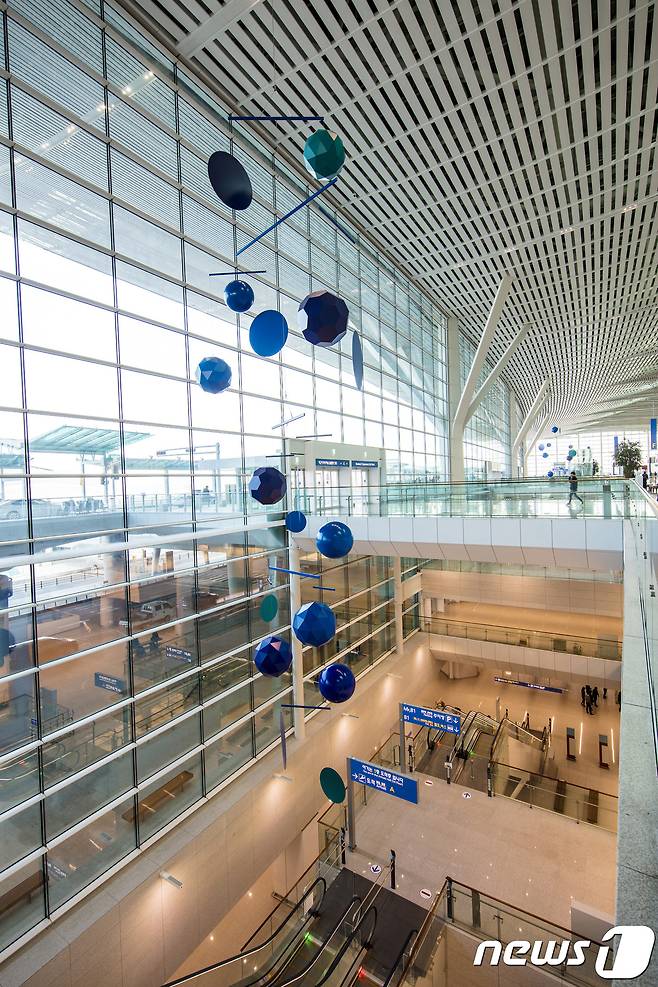 프랑스 현대미술가 자비에 베이앙의 '그레이트 모빌(Great Mobile)'(인천국제공항공사 제공)© News1