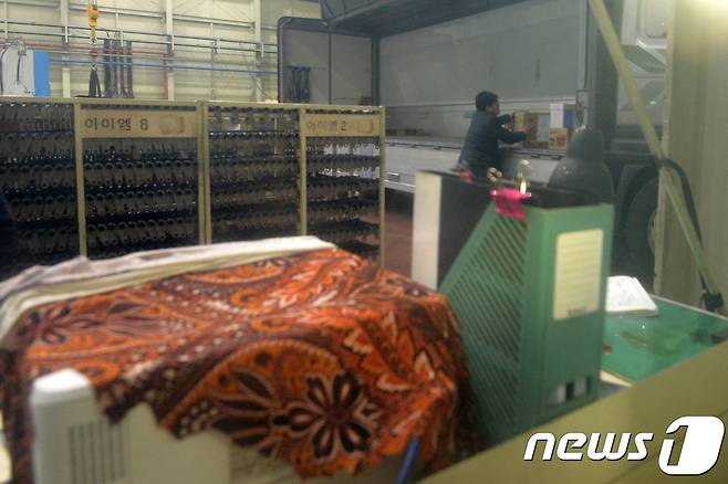 서울동부지검 수사관들이 17일 경북 경주시 천북산업단지 내 (주)아이엠 본관에서 압수한 물품을 대형 트럭에 옮기고 있다.아이엠은 이명박 전 대통령의 친형인 이상은 다스 회장의 아들 이동형 씨가 대표로 있었던 자동차 부품생산업체로 증여세 포탈 의혹을 받고 있는 곳이다.2018.1.17/뉴스1 © News1 최창호 기자