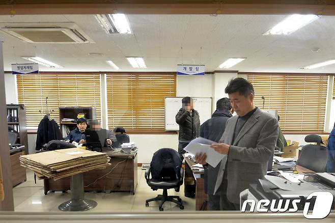 서울동부지검 수사관들이 17일 경북 경주시 천북산업단지 내 (주)아이엠 본관에서 압수수색을 하고 있다.아이엠은 이명박 전 대통령의 친형인 이상은 다스 회장의 아들 이동형 씨가 대표로 있었던 자동차 부품생산업체로 증여세 포탈 의혹을 받고 있는 곳이다.2018.1.17/뉴스1 © News1 최창호 기자