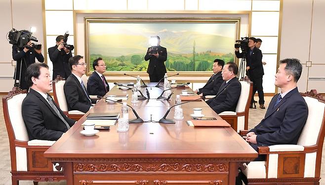 우리측 수석대표인 천해성 통일부 차관과 북측 단장인 전종수 조국평화통일위원회 부위원장이 17일 판문점 남측지역 평화의집에서 '북한의 평창동계올림픽 참가와 관련한 제반 사항을 논의할 차관급 실무회담'을 갖고 있다. 왼쪽부터 남측 대표단인 안문현 국무총리실 심의관, 천해성 통일부 차관, 김기홍 평창동계올림픽대회 및 동계패럴림픽대회 조직위원회 기획사무차장. 오른쪽부터 북측 대표단인 김강국 조선중앙통신사 기자, 단장인 전종수 조국평화통일위원회 부위원장, 원길우 체육성 부상. 통일부 제공