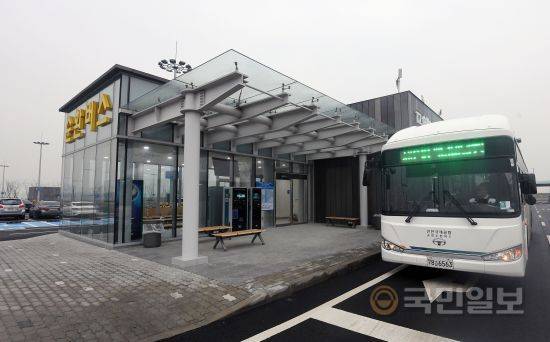 장기주차장 순환버스 승차장.