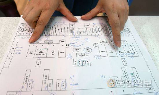 안내요원이 공항 카운터 지도를 보여주며 설명하고 있다. A부터 H까지 총 8개 카운터로 구성된 T2는 외항사가 사용하는 F 카운터를 제외하고 모두 대한항공이 사용한다.