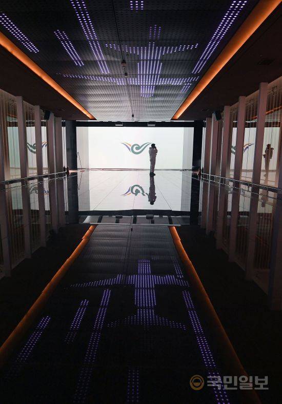 3층 출국장 가운데 통로에 위치한 공항 전망대. 이 곳에서 면세점 전경과 비행장 전경을 볼 수 있다.