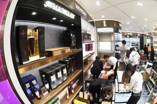 분주한 면세점 직원들.