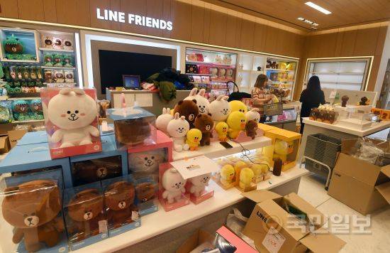 공항 면세점에 첫 입점한 '라인 프렌즈'.