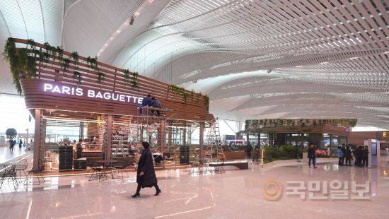 3층 출국장에 입점한 점포들이 나무 자재로 마감되어 있다.