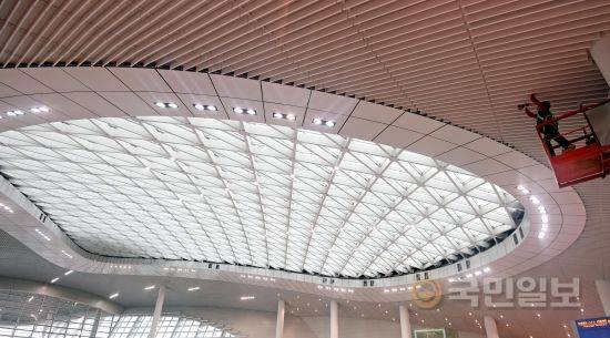 교통센터 지붕에 설치된 태양광 패널.