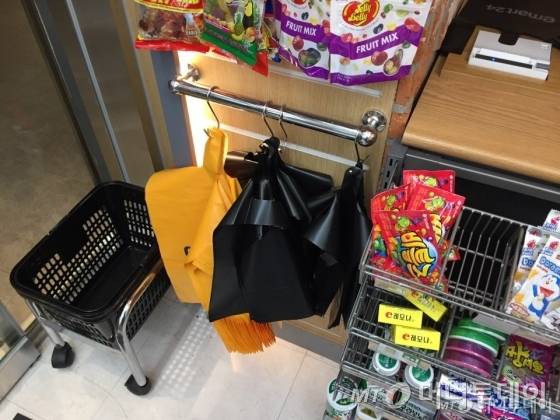 서울 중구 한 편의점에는 계산대 옆에 일회용 봉투가 비치돼있다.  /사진=한민선기자