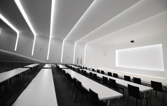 현대카드 사옥 1관 꼭대기 층에 위치한 ‘컨벤션 홀’. 컨벤션 홀은 140석 규모의 대형 회의공간으로 일반적인 회의공간들이 정형화된 모습을 가진 것과 달리 무한한 가능성을 가진 공간이라는 기본 콘셉트 아래 설계됐다. 목적에 따라 의자 등을 조정해 회의공간을 다양하게 변형할 수 있다. 현대카드의 기업이미지(CI)를 중첩시킨 디자인도 특징이다. /송은석기자