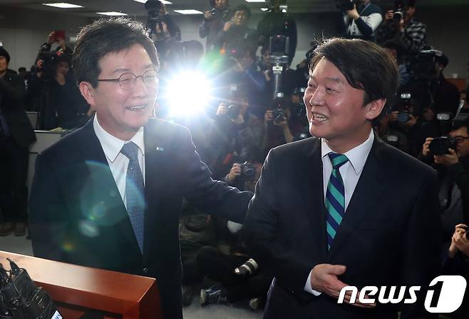 안철수 국민의당 대표와 유승민 바른정당 대표가 18일 오전 서울 여의도 국회 정론관에서 공동 통합선언문을 발표한 뒤 환하게 웃으며 밖으로 나가고 있다. 2018.1.18/뉴스1 © News1 박정호 기자