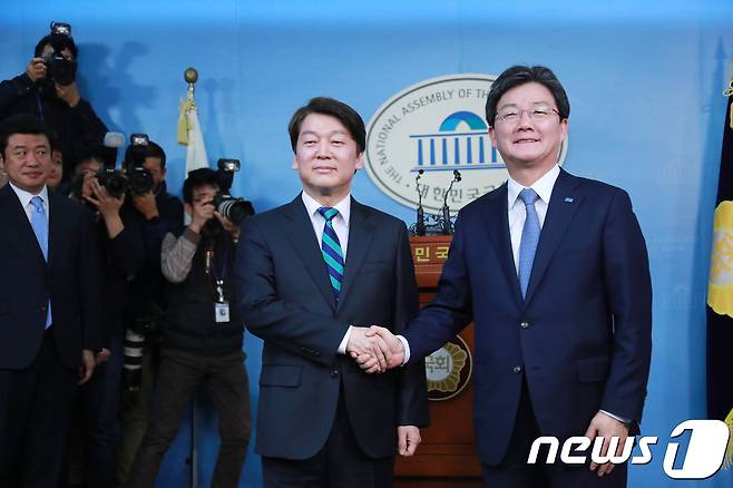 안철수 국민의당 대표와 유승민 바른정당 대표. © News1 이동원 기자