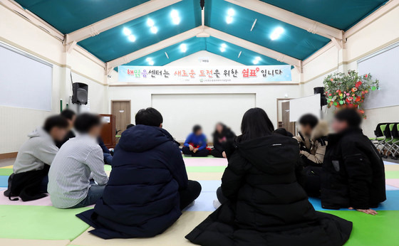 강당에 모여 앉아 학교폭력 트라우마 극복 경험을 나누는 학생들. 사진=김성태 프리랜서