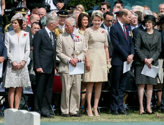 지난해 7월 31일 제1차 세계대전 당시 페젠대일 전투 100주년 행사가 열린 벨기에 조네베커에 모인 영국과 벨기에의 로열 패밀리. 왼쪽부터 영국의 케이트 미들턴 왕세손비, 필리프 벨기에 국왕, 찰스 영국 왕세자, 마틸다 벨기에 여왕, 윌리엄 영국 왕자, 테리사 메이 영국 총리. [EPA=연합뉴스]