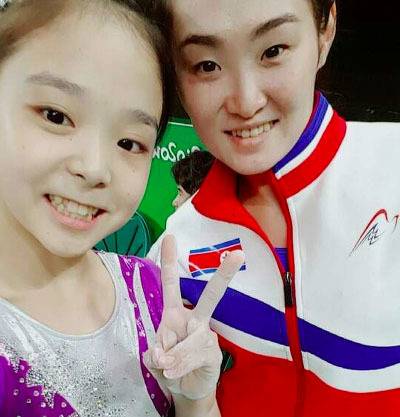 이은주 선수와 북한 홍은정 선수. [중앙포토]