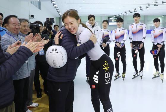 여자쇼트트랙 대표팀 김아랑 선수가 문재인 대통령과 포옹하고 있다. [연합뉴스]
