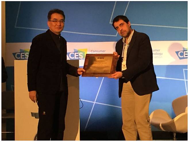 고려대 정보보호대학원 이원준 교수가 지난 8일 미국 라스베이거스에서 열린 `전기전자학회`에서 최우수논문사을 수상했다. [사진제공 = 고려대학교]