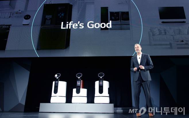 LG전자가 8일(현지시간) 미국 라스베이거스 만달레이베이 호텔에서 개최한 글로벌 기자회견에서 LG전자 미국법인의 데이비드 밴더월 마케팅총괄이 서빙로봇, 포터로봇, 쇼핑카트로봇 등 신규 로봇 3종을 소개하고 있다/사진제공=LG전자