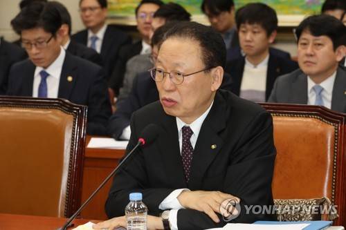 답변하는 최흥식 금융감독원장 (서울=연합뉴스) 김현태 기자 = 18일 오전 국회 정무위원회 전체회의에서 최흥식 금융감독원장이 가상화폐 대응방안 관련 의원들의 질의에 답하고 있다. 2018.1.18  mtkht@yna.co.kr