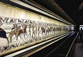 프랑스 노르망디의 바이외성당에 걸린 바이외 태피스트리를 관람객이 감상하고 있다. 이 유물은 2007년 유네스코 세계기록유산으로 지정됐다. /유네스코