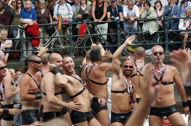 삼각팬티 브리프가 1935년 1월 19일 최초로 시판됐다. 사진은 2008년 네덜란드 암스테르담 게이프라이드 장면.