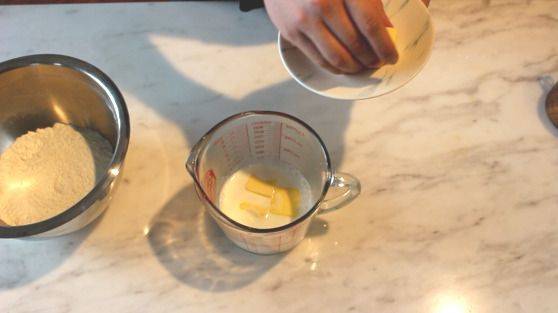 전자레인지에 데운 따뜻한 우유에 굳은 버터를 넣으면 쉽게 녹는다.