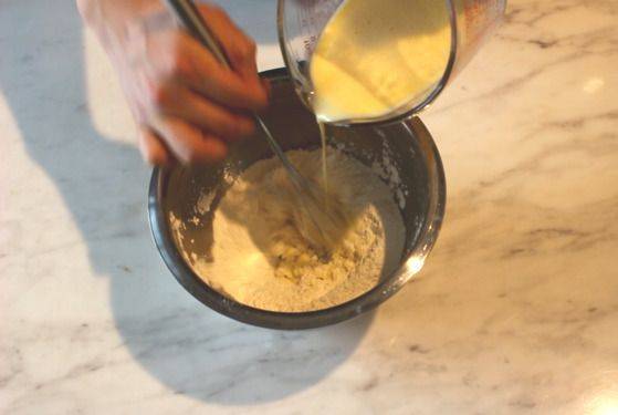 가루 재료에 우유 혼합물을 조금씩 부어주면서 잘 섞는다.