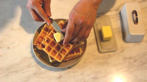 와플은 따뜻할 때 먹어야 맛있다. 위에 버터를 올려 풍미를 더한다.