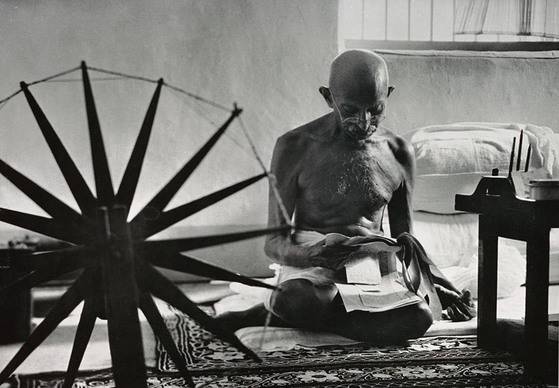 1946년 ‘라이프’에 실린 간디 사진. 비폭력 저항운동의 상징인 간디. 인도의 국부(國父)로 불리는 그는 늘 물레 앞에 앉아 실을 짓곤 했다. [중앙포토]