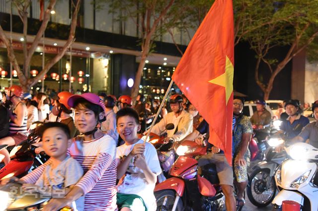 2018 아시아축구연맹(AFC) U-23 챔피언십 8강전에서 베트남이 이라크를 승부차기 끝에 승리, 4강에 오른 20일 저녁 한 가족이 시내서 '승리의 분위기'를 즐기고 있다.