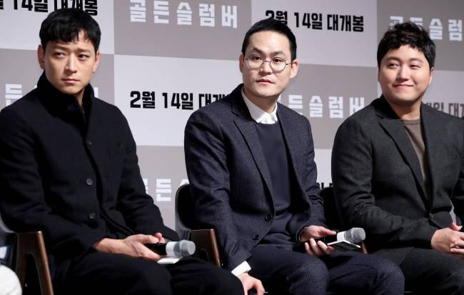 Kang Dong-won (left), Kim Sung-kyun (center) and Kim Dae-myung listen to a question during a press conference for “Golden Slumber” in Seoul on Wednesday. (Yonhap)