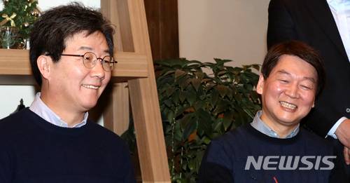 【서울=뉴시스】이영환 기자 = 당 통합을 선언한 국민의당 안철수(오른쪽), 바른정당 유승민 대표가 21일 오후 서울 영등포구 여의도의 한 카페에서 기자간담회를 하며 미소짓고 있다. 2018.01.21.  20hwan@newsis.com