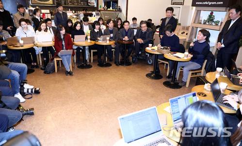 【서울=뉴시스】이영환 기자 = 당 통합을 선언한 국민의당 안철수, 바른정당 유승민 대표가 21일 오후 서울 영등포구 여의도의 한 카페에서 기자간담회를 하고 있다. 2018.01.21.  20hwan@newsis.com