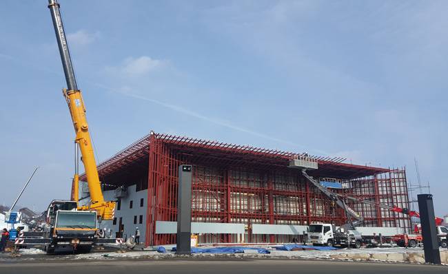 2017년 12월 31일 막바지 공사가 한창인 강원 평창군 횡계리 올림픽플라자 개·폐회식장. [정윤수]