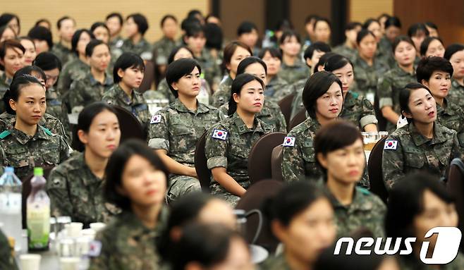 지난해 9월 6일 서울 국방부 국방컨벤션에서 열린 여군창설 67주년 기념식에 여군들이 참석하고 있다. 2017.9.6/뉴스1 © News1 박지혜 기자