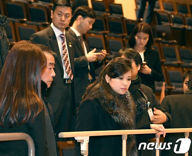 현송월 삼지연관현악단 단장이 이끄는 북한 예술단 사전점검단이 21일 강원도 강릉 아트센터에서 시설을 둘러보고 있다. (통일부 제공) 2018.01.21/뉴스1