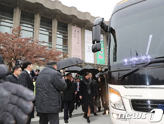 현송월 삼지연관현악단 단장이 이끄는 평창동계올림픽 북한 예술단 사전점검단이 방남 이틀째인 22일 오후 공연장 후보 시설인 서울 중구 국립극장을 방문해 해오름극장 내부를 둘러본 뒤 이동하고 있다. 2018.1.22/뉴스1 © News1 허경 기자
