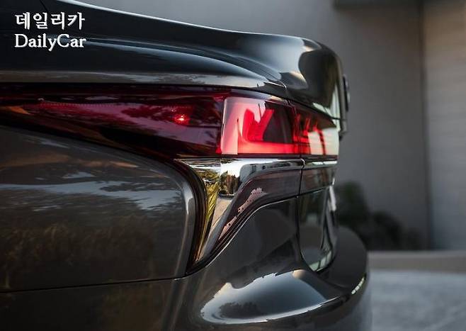 렉서스 LS500 (차체 외부의 디테일과 면 처리의 품질감이 높음)