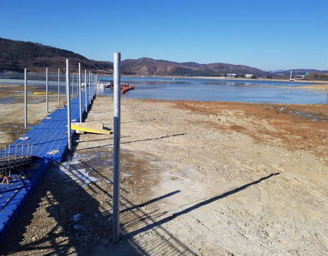 가뭄에 따른 수위저하로 경주 보문관광단지 내 보문호 유선장은 수개월째 개점휴업 상태다. 김성웅기자 ksw@hankookilbo.com.