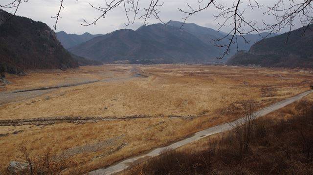 운문댐 전경. 예년이면 물에 잠겨 있어야 할 옛 도로와 들판이 속살을 드러냈다. 청도=김재현기자 k-jeahyun@hankookilbo.com