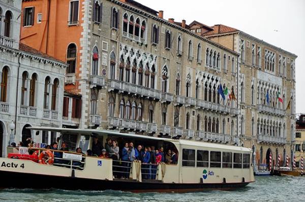 수로를 이동하는 일반 여객선은 우리나라로 치자면 시내버스와 같다. ⓒMK스타일