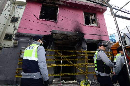 처참한 현장 : 지난 20일 방화로 6명이 숨지고 4명이 다친 서울 종로구 여관 앞에서 22일 오전 경찰이 현장을 통제하고 있다.   신창섭 기자 bluesky@