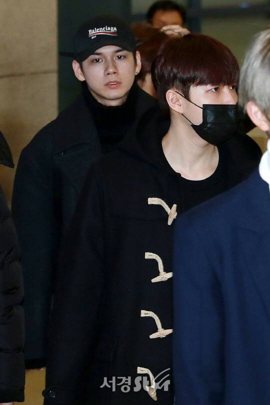 워너원 멤버 옹성우와 김재환이 22일 오전 인천 중구 운서동 인천국제공항 제 1여객터미널을 통해 해외 팬미팅을 마치고 입국하고 있다.