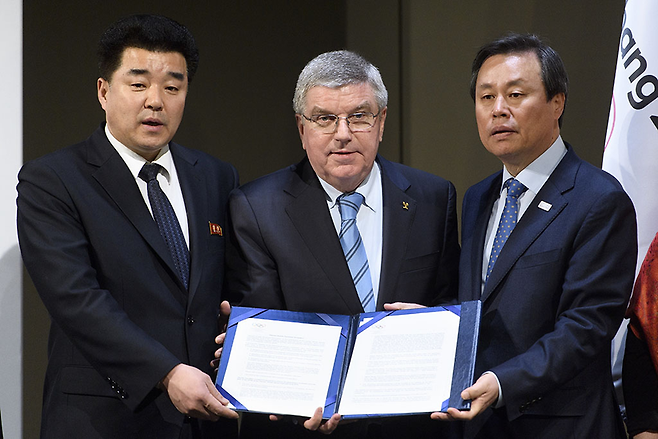 북한의 평창올림픽 참가와 남북 단일팀 구성에 최종 승인하는 국제올림픽위원회(IOC). 왼쪽부터 김일국 체육상 겸 민족올림픽위원장, 토마스 바흐IOC 위원장, 도종환 문화체육관광부 장관 © 사진=AP연합