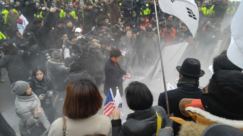 (서울=연합뉴스) 사건팀 = 현송월 삼지연 관현악단 단장이 이끄는 북한 예술단 사전 점검단이 서울역에 도착한 22일 오전 서울역에서 보수단체가 인공기와 김정은 사진 화형식을 하고 있다.  2018.1.22.