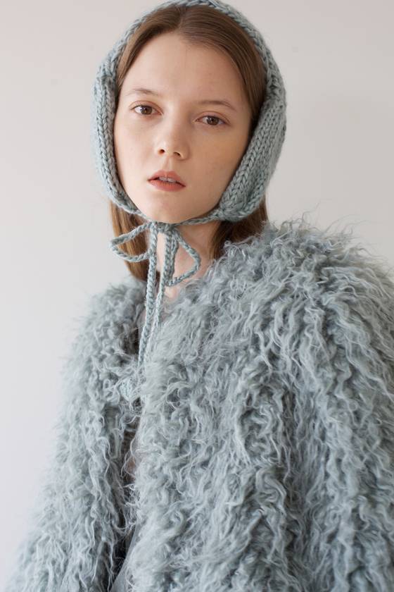 올겨울 ‘귀를 감는 목도리’란 의미의 ‘귀도리’가 새로운 겨울 액세서리로 인기를 얻고 있다. [사진 어썸니즈]