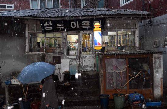 서울 마포구 공덕동 만리시장 뒷골목에 90년 세월의 무게를 견디고 당당히 한 자리를 차지하고 있는 성우이용원 전경. 1927년부터 같은 자리에서 손님을 맞아온 이발소는 그 사이 주변 풍경을 크게 변했지만 옛 모습을 그대로 간직해 지난 2013년 ‘서울미래유산’으로 지정됐다.