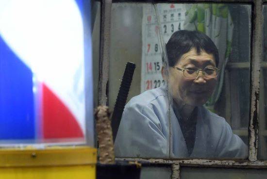 57년 경력의 이발장인 이남열씨가 손님의 머리를 감기고 있다. 예전 이건희 삼성회장을 비롯 한국에 출장 오면 반드시 자신을 찾아오는 외국 손님도 있다며 미소를 지어보였다.