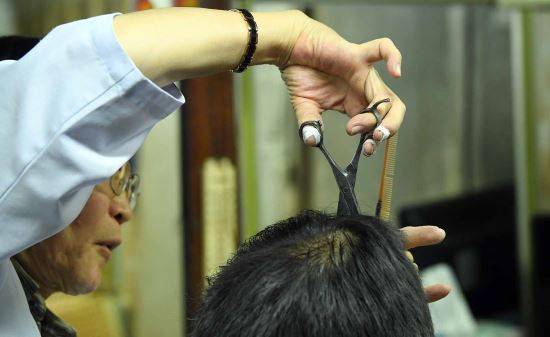 이남열씨는 이발소 영업이 끝나면 자신만의 이발 방식을 늦은 밤까지 연구했다. 이 씨의 이발 방식은 아래에서 위로 깎는 이발이 아니라 머리 위에서 아래로 머리카락을 잘라 내려가는 하향식 기법이다.