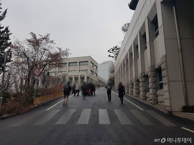 22일 학생들이 성신여대 캠퍼스를 걷고 있다. /사진=이재은 기자
